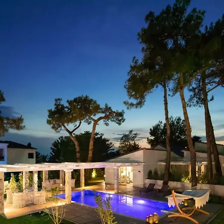 Alexandra Rezort Potos